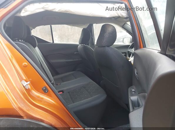 3N1CP5CU7JL518568 2018 NISSAN KICKS Orange Widok naklejki z numerem VIN