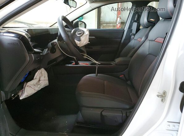 3N8AP6DDXTL312323 2026 NISSAN KICKS Белый Вид салона спереди