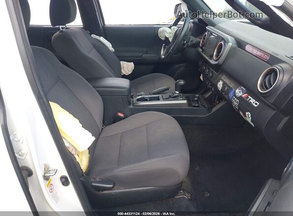 3TMBZ5DN5KM019743 2019 TOYOTA TACOMA Белый Вид салона спереди