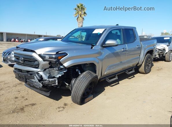 3TMKB5FN2TM055697 2026 TOYOTA TACOMA Silver Vista tres cuartos delantera izquierda