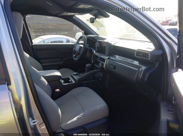 3TMLB5JN1TM215483 2026 TOYOTA TACOMA Серебряный Вид салона спереди