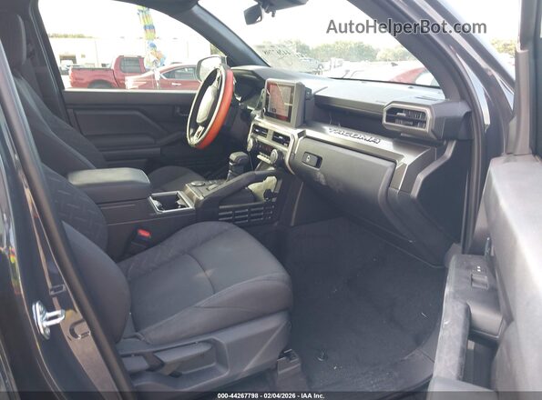 3TYKB5FN7ST029518 2025 TOYOTA TACOMA Gray Front interior view