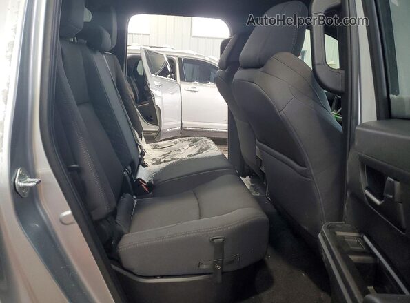 3TYLD5KN3TT023611 2026 TOYOTA LE Silver Vista de los asientos traseros