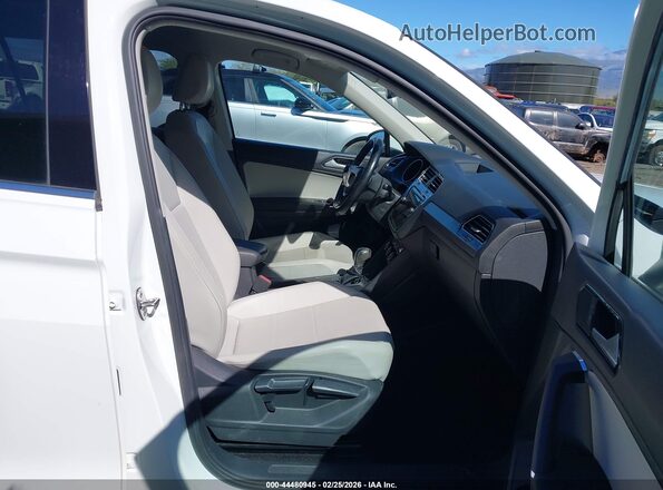 3VV3B7AX4JM219314 2018 VOLKSWAGEN TIGUAN Белый Вид салона спереди