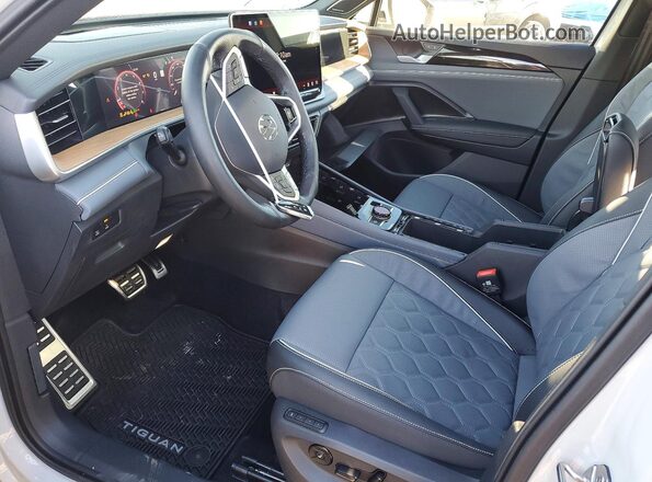 3VVLR7RM6SM042904 2025 VOLKSWAGEN TIGUAN Gray Front interior view