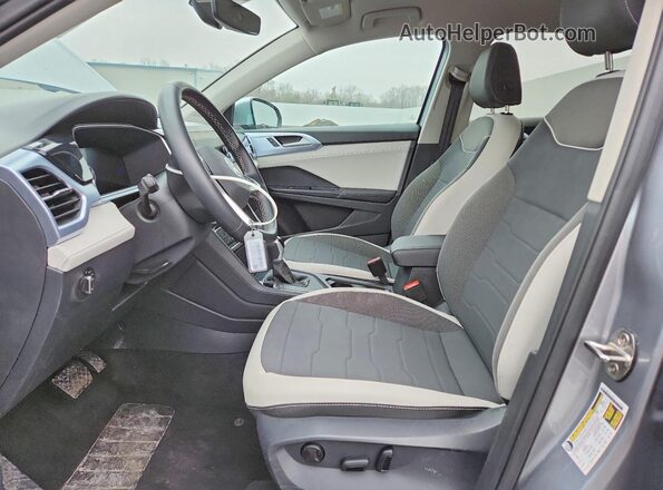 3VVSC7B20SM034996 2025 VOLKSWAGEN TAOS Silver Widok wnętrza z przodu