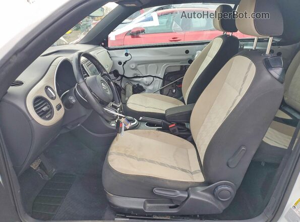 3VW5DAAT0JM504472 2018 VOLKSWAGEN BEETLE Белый Вид салона спереди