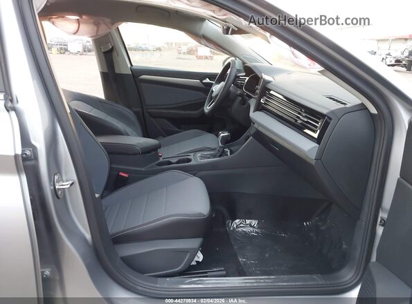 3VW7X7BU9SM091799 2025 VOLKSWAGEN JETTA Silver წინა სალონის ხედი