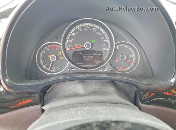 3VWFD7AT0JM725061 2018 VOLKSWAGEN BEETLE Белый Вид щитка приборов
