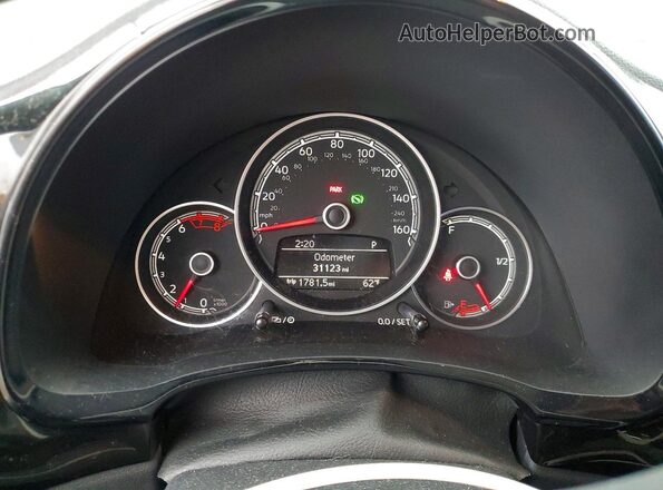 3VWFD7AT8JM708931 2018 VOLKSWAGEN BEETLE White Vista del cuadro de instrumentos