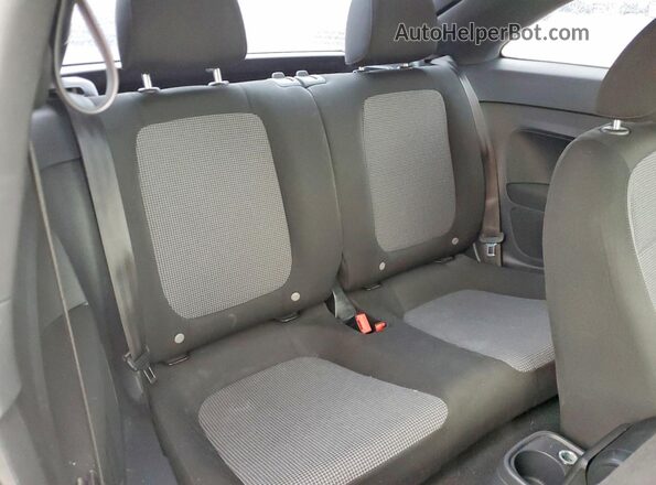 3VWFD7AT8JM708931 2018 VOLKSWAGEN BEETLE White Vista de los asientos traseros