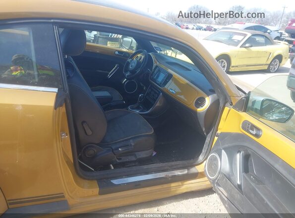 3VWS17AT1HM621065 2017 VOLKSWAGEN BEETLE Orange წინა სალონის ხედი
