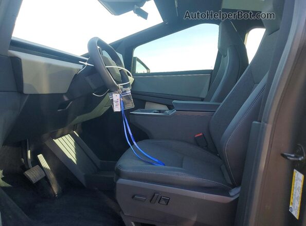 7G2CEGEC3SA076420 2025 TESLA CYBERTRUCK Silver Vista del salpicadero