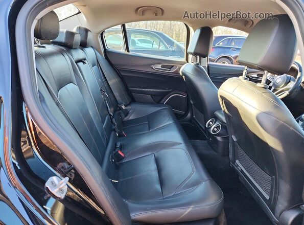 ZARFAECNXH7554764 2017 ALFA ROMEO GIULIA Черный Вид задней части салона