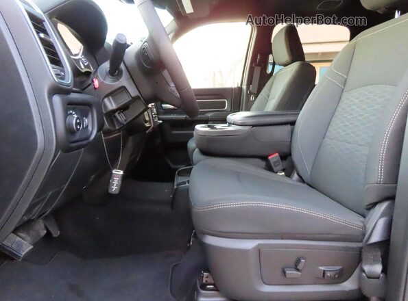 3C6UR5DJ9TG198625 2026 RAM 2500 Черный Вид задних сидений