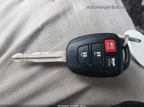4T1BF1FK5HU374027 2017 TOYOTA CAMRY Серебряный Вид панели приборов