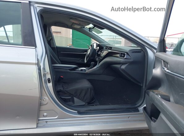 4T1C11AK7LU877271 2020 TOYOTA LE Серебряный Вид салона спереди