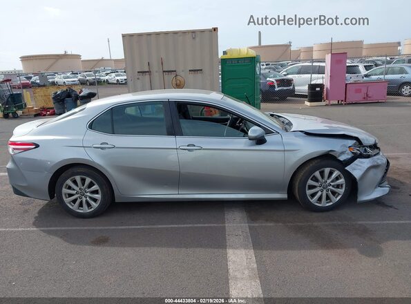 4T1C11AK7LU877271 2020 TOYOTA LE Серебряный Вид задней части салона