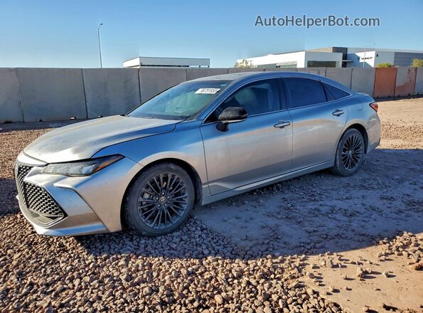 4T1EA1ABXMU003409 2021 TOYOTA AVALON Серебряный Передняя левая четверть