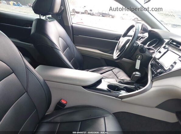 4T1G11AK7LU975105 2020 TOYOTA CAMRY Silver Widok wnętrza z przodu