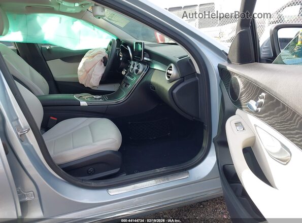 55SWF4JB1HU190421 2017 MERCEDES-BENZ C-CLASS Light Blue Вид салона спереди