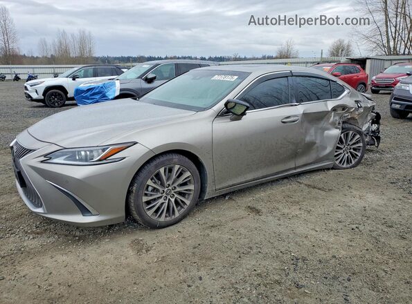58ADZ1B13LU061007 2020 LEXUS ES Silver Vista tres cuartos delantera izquierda