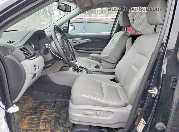 5FNYF6H58HB018991 2017 HONDA PILOT Черный Вид салона спереди