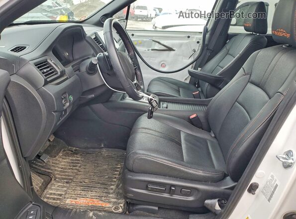 5FNYF8H64PB044281 2023 HONDA PASSPORT Белый Вид салона спереди
