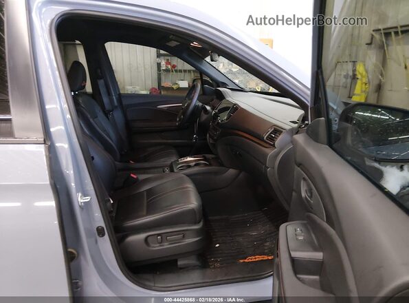 5FNYF8H67PB032321 2023 HONDA PASSPORT Light Blue Вид салона спереди