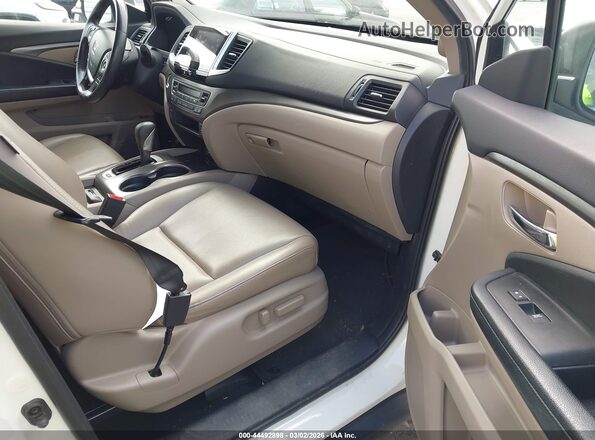 5FPYK2F67HB010162 2017 HONDA RIDGELINE Белый Вид салона спереди