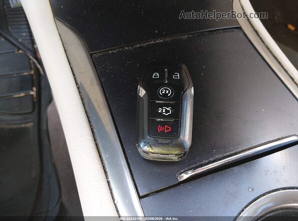 5LMCJ2C9XGUJ19699 2016 LINCOLN MKC Красный Вид панели приборов