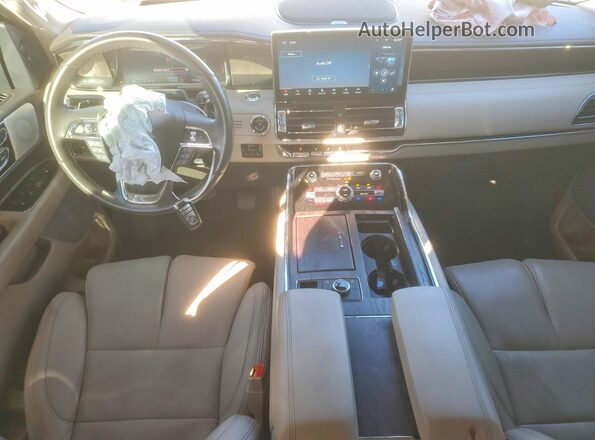 5LMJJ2LG1PEL10699 2023 LINCOLN NAVIGATOR Белый Вид панели приборов