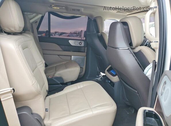 5LMJJ2LG4REL17780 2024 LINCOLN NAVIGATOR White Вид задньої частини салону