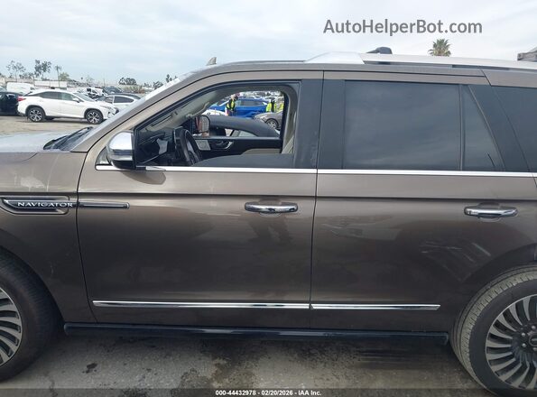5LMJJ2TT0JEL10049 2018 LINCOLN NAVIGATOR Коричневый Вид задней части салона