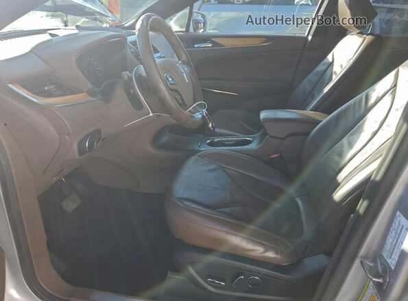 5LMTJ3DH1GUJ19716 2016 LINCOLN MKC Серебряный Вид салона спереди