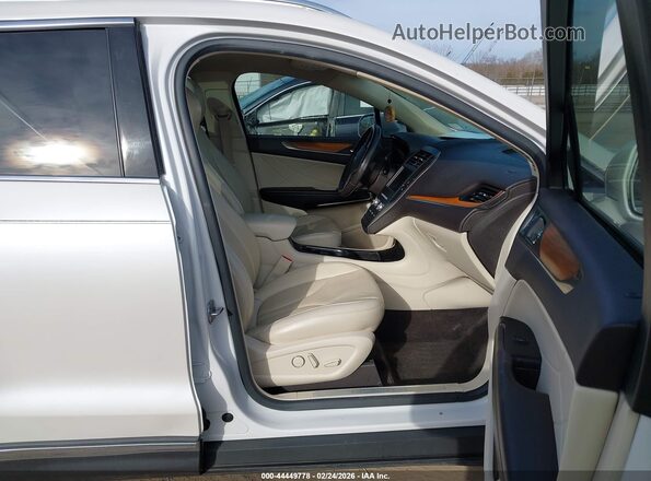 5LMTJ3DH7GUJ15735 2016 LINCOLN MKC White Widok wnętrza z przodu