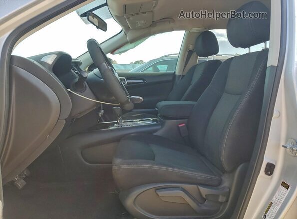 5N1DR2MN8HC670846 2017 NISSAN PATHFINDER Серебряный Вид салона спереди