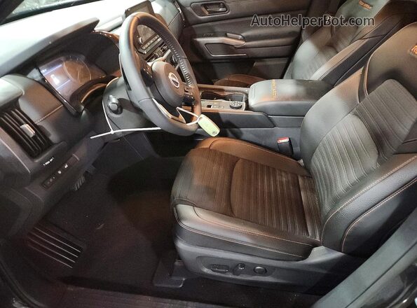 5N1DR3BD5SC268998 2025 NISSAN PATHFINDER Черный Вид салона спереди