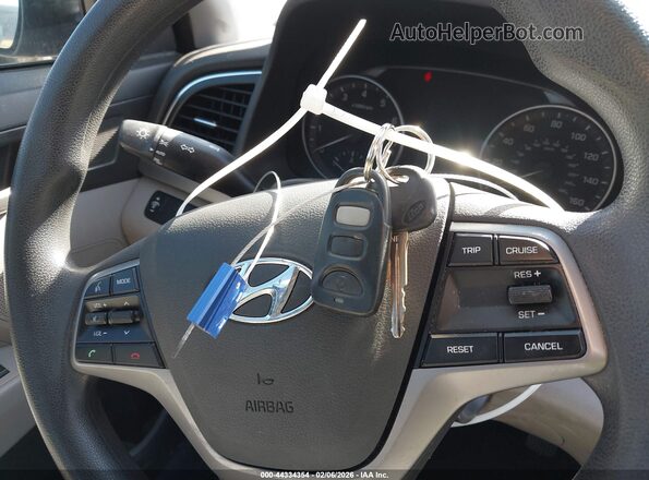 5NPD84LF6HH004330 2017 HYUNDAI ELANTRA Silver Widok deski rozdzielczej