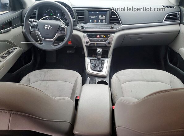 5NPD84LF7JH368021 2018 HYUNDAI ELANTRA Серебряный Вид панели приборов