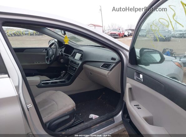 5NPE24AF0GH285855 2016 HYUNDAI SONATA Серебряный Вид салона спереди
