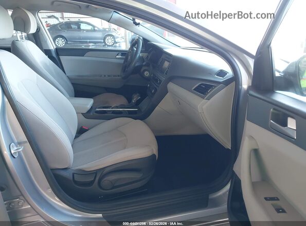5NPE24AF1GH269373 2016 HYUNDAI SONATA Серебряный Вид салона спереди