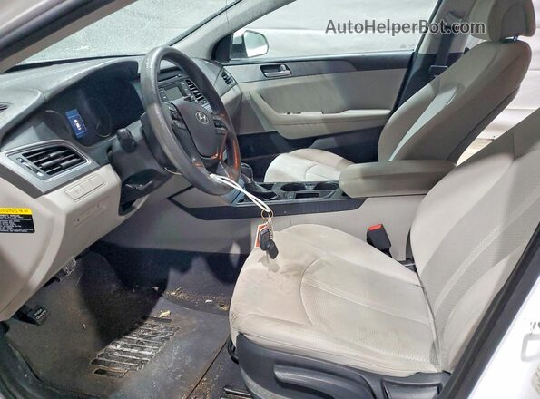 5NPE24AF2GH397511 2016 HYUNDAI SONATA Белый Вид салона спереди