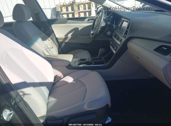 5NPE24AF6KH797855 2019 HYUNDAI SONATA Черный Вид салона спереди