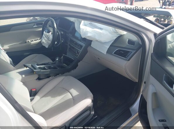 5NPE24AF8GH295520 2016 HYUNDAI SONATA Серебряный Вид салона спереди