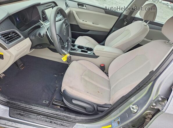 5NPE24AFXHH565977 2017 HYUNDAI SONATA Серебряный Вид салона спереди