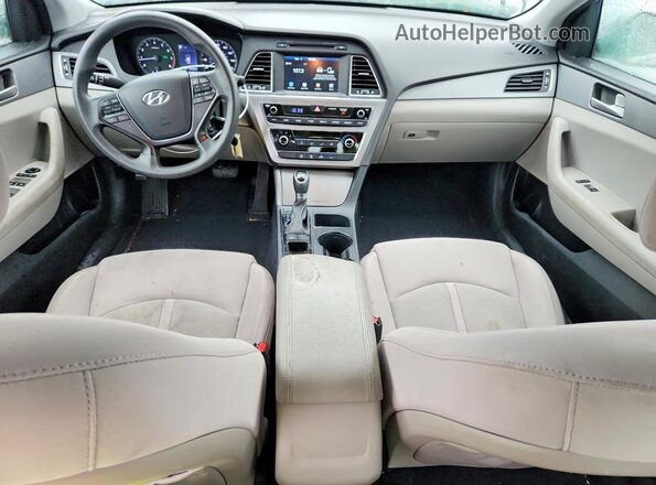5NPE24AFXHH565977 2017 HYUNDAI SONATA Серебряный Вид панели приборов