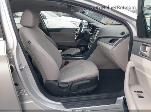 5NPE34AF2JH632106 2018 HYUNDAI SONATA Silver Вид салону спереду
