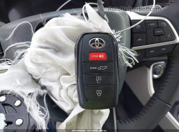 5TDACAB56TS082263 2026 TOYOTA LE Синий Вид панели приборов