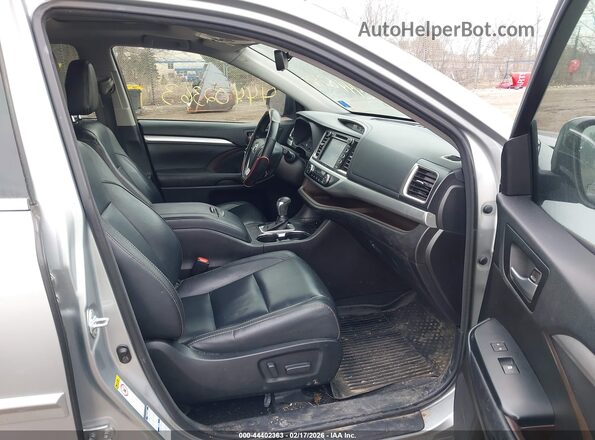 5TDJZRFH7HS449938 2017 TOYOTA LE Серебряный Вид салона спереди